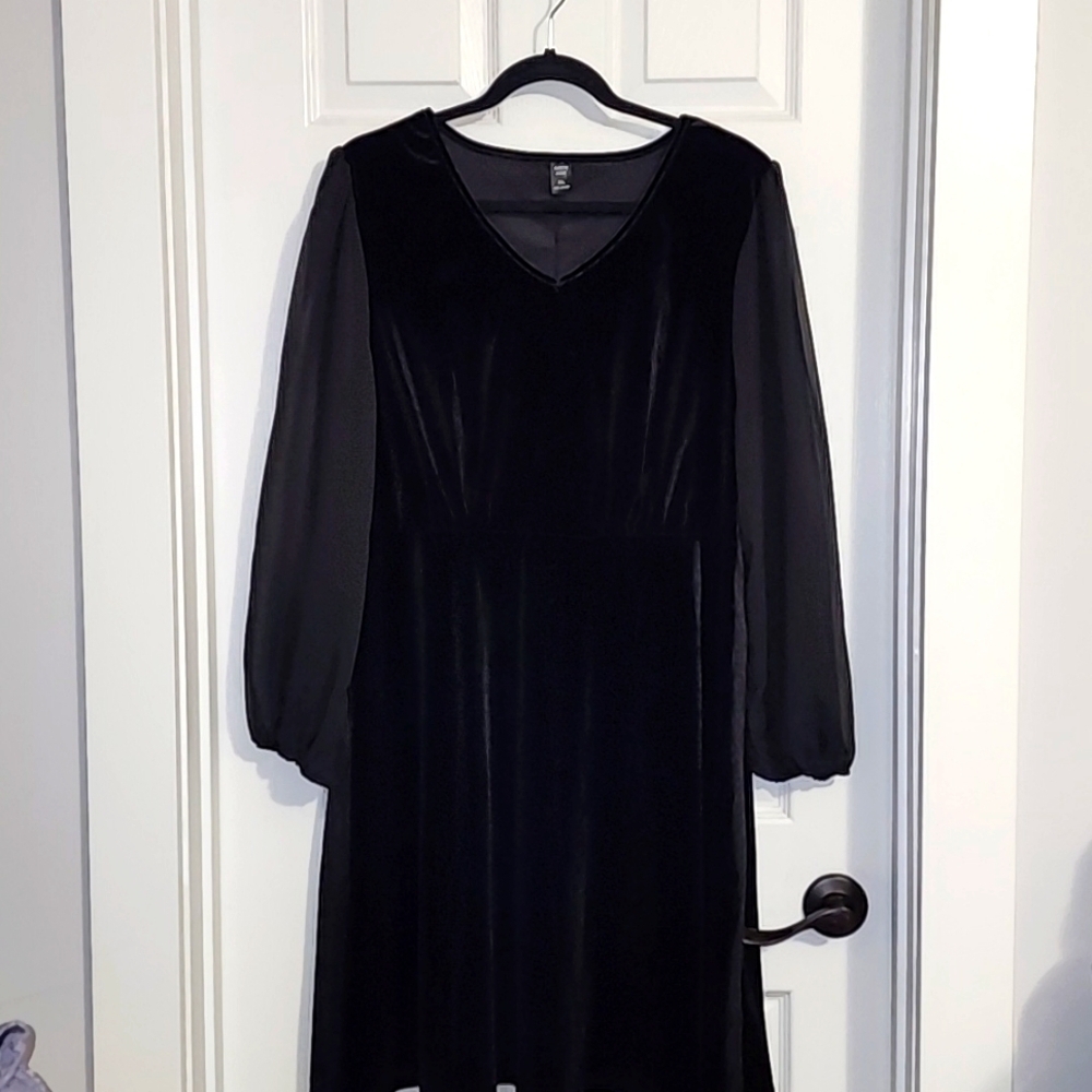 Black velvet dress w/sheer sleeves Sz 2XL